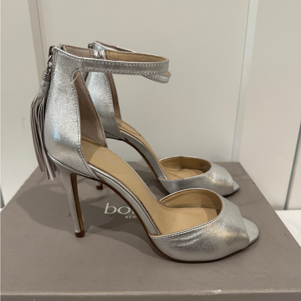 NIB Botkier Size 6 Silver Leather Open Toe Heels with Ankle Strap, Tassle Zipper